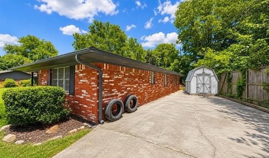 824 Virginia Ln, Ardmore, OK 73401 - 5 Beds, 2 Bath