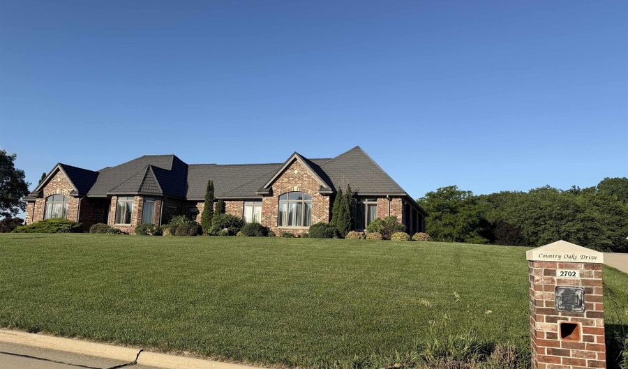 2702 Country Oaks Dr, Atlantic, IA 50022 - 2 Beds, 3 Bath