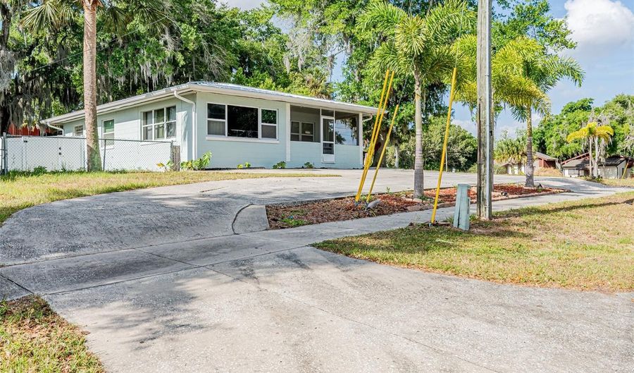 469 W BROOME St, Clermont, FL 34711 - 3 Beds, 2 Bath