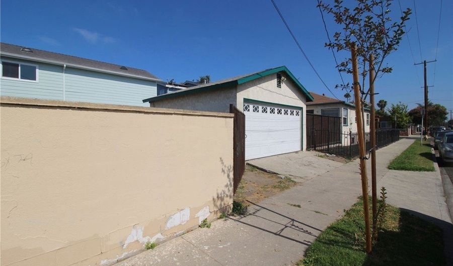 758 E 106th St, Los Angeles, CA 90002 - 3 Beds, 2 Bath