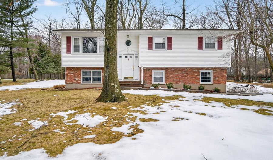 9 Eros Dr, Airmont, NY 10952 - 4 Beds, 2 Bath