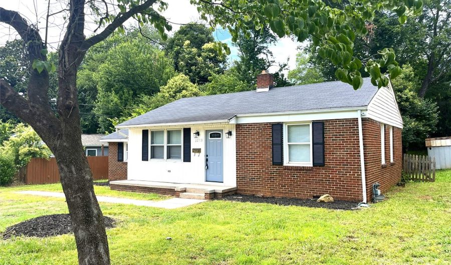 2213 Shamrock Dr, Charlotte, NC 28205 - 3 Beds, 1 Bath