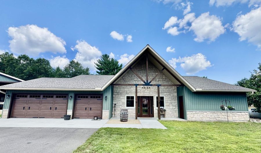 1923 Dakota Jct, Arkdale, WI 54613 - 3 Beds, 3 Bath