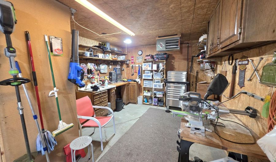 605 N Lincoln St, Aberdeen, SD 57401 - 3 Beds, 2 Bath