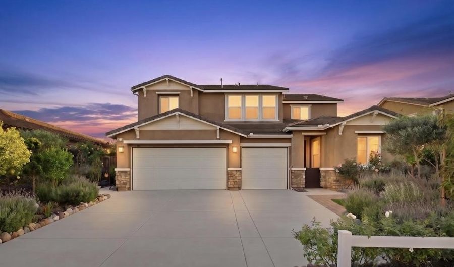 5615 Spanish Horse, Oceanside, CA 92057 - 5 Beds, 4 Bath