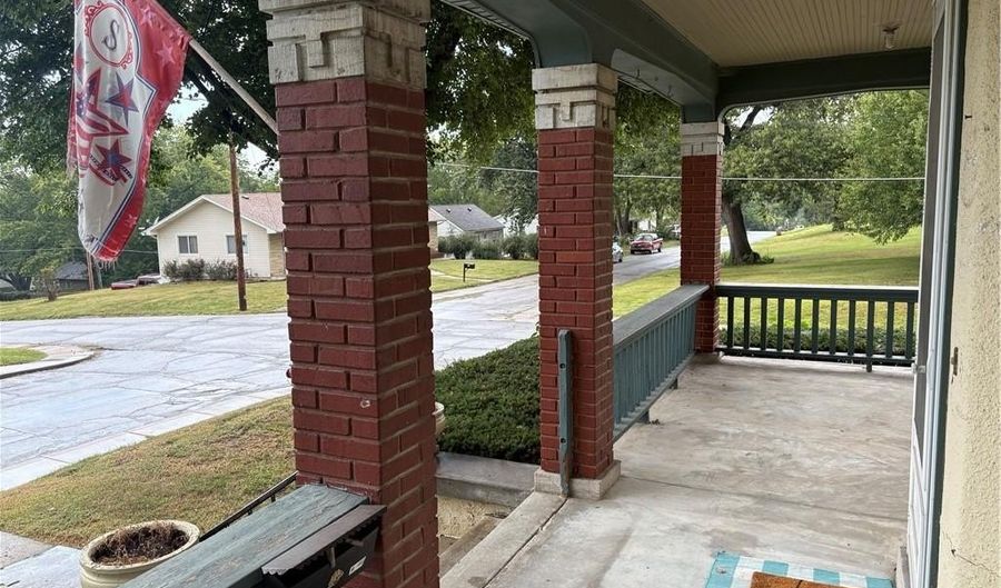 1404 S 8th St, Atchison, KS 66002 - 4 Beds, 3 Bath