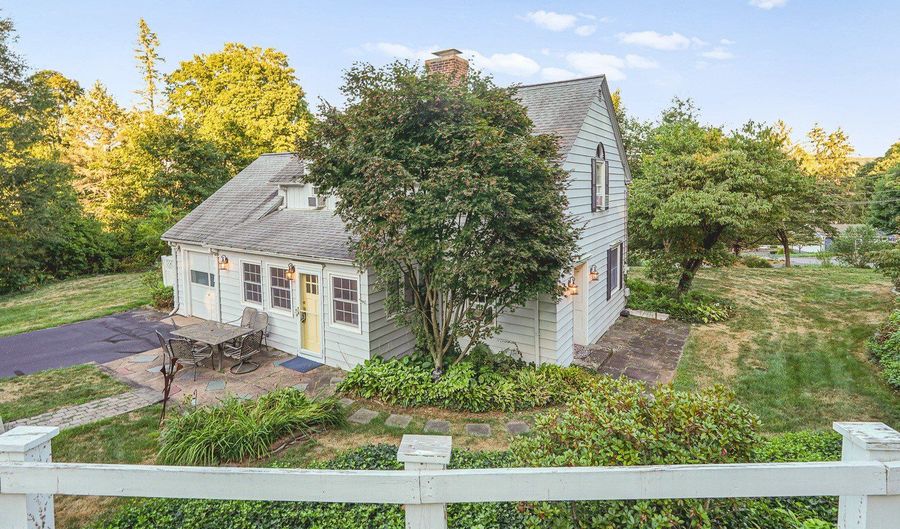 35 Lakewood Cir N, Manchester, CT 06040 - 3 Beds, 2 Bath