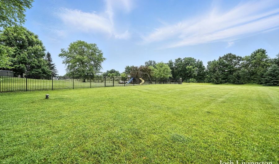 9337 Andrew Farms Dr, Alto, MI 49302 - 5 Beds, 4 Bath