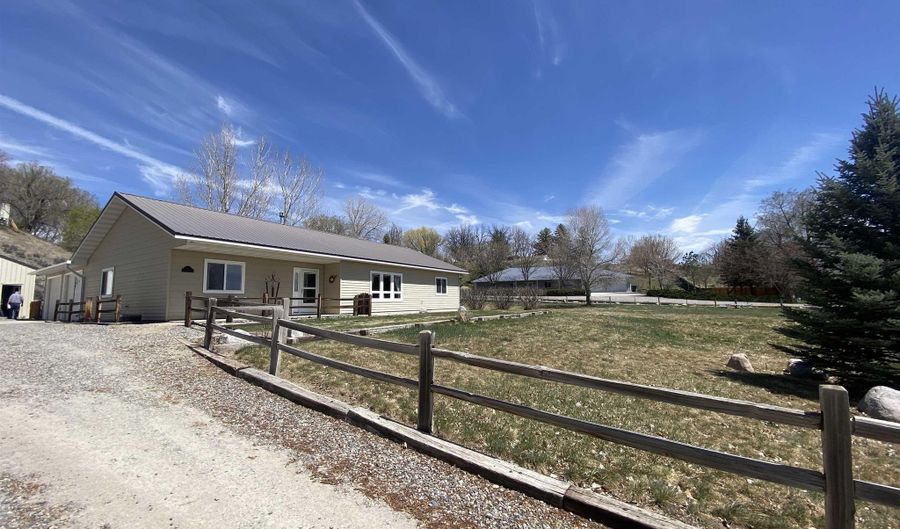 305 Mary Riverview Rd, Riverton, WY 82501 - 4 Beds, 4 Bath