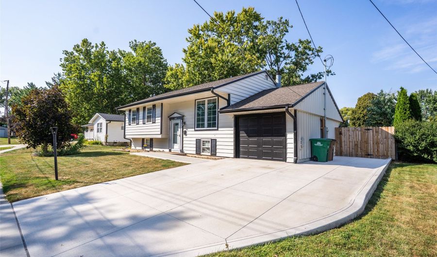 505 5th St SE, Altoona, IA 50009 - 4 Beds, 2 Bath