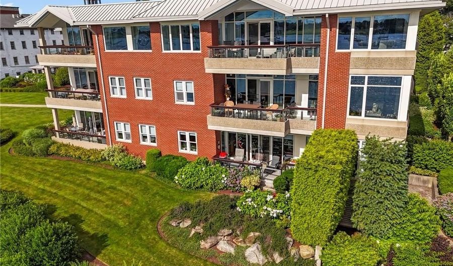 341 Thames St 103, Bristol, RI 02809 - 1 Beds, 2 Bath