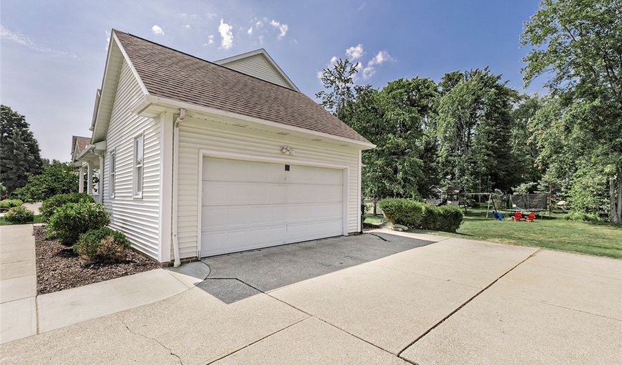 565 Walnut Ridge Trl, Aurora, OH 44202 - 4 Beds, 3 Bath