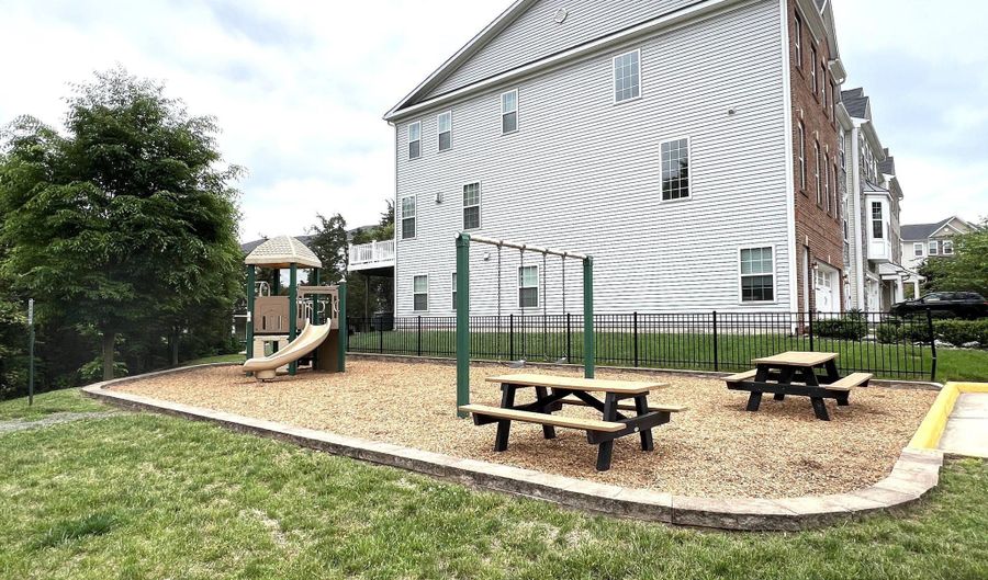 21491 WILLOW BREEZE Sq, Ashburn, VA 20147 - 3 Beds, 4 Bath