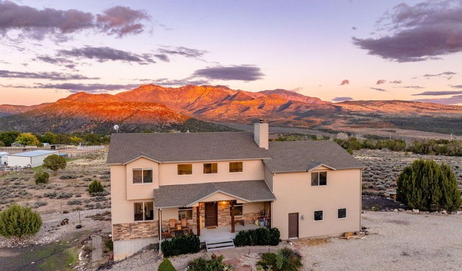 28 W Canal Dr, Brookside, UT 84782 - 5 Beds, 3 Bath