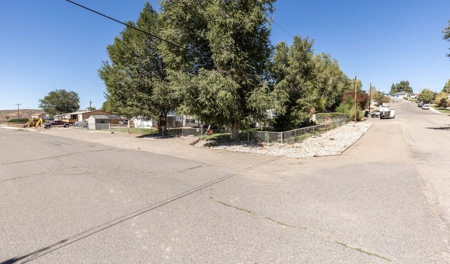 402 W Cedar St, Carlin, NV 89822 - 3 Beds, 2 Bath