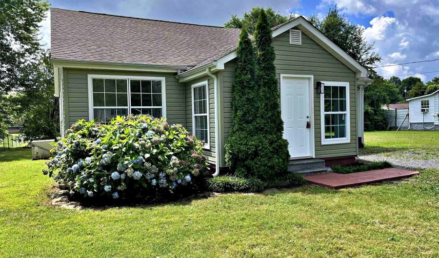 517 Warren St, Athens, TN 37303 - 2 Beds, 2 Bath