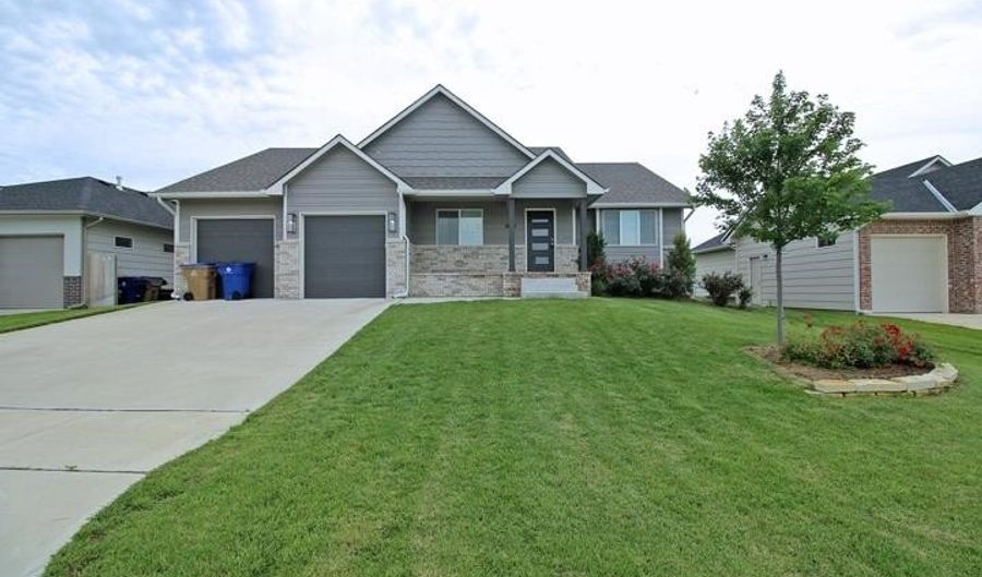 8641 E Cherrywood Ct, Bel Aire, KS 67226 - 4 Beds, 3 Bath