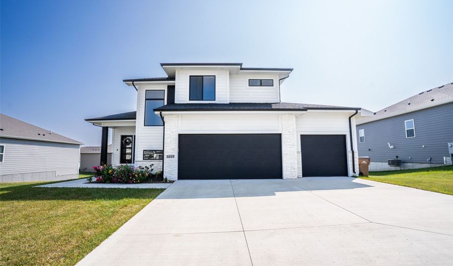 3217 Lakeview Dr SE, Altoona, IA 50009 - 3 Beds, 3 Bath