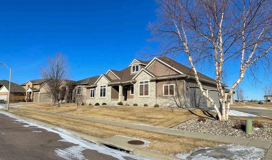 8140 S Grass Creek Dr, Sioux Falls, SD 57108 - 5 Beds, 3 Bath