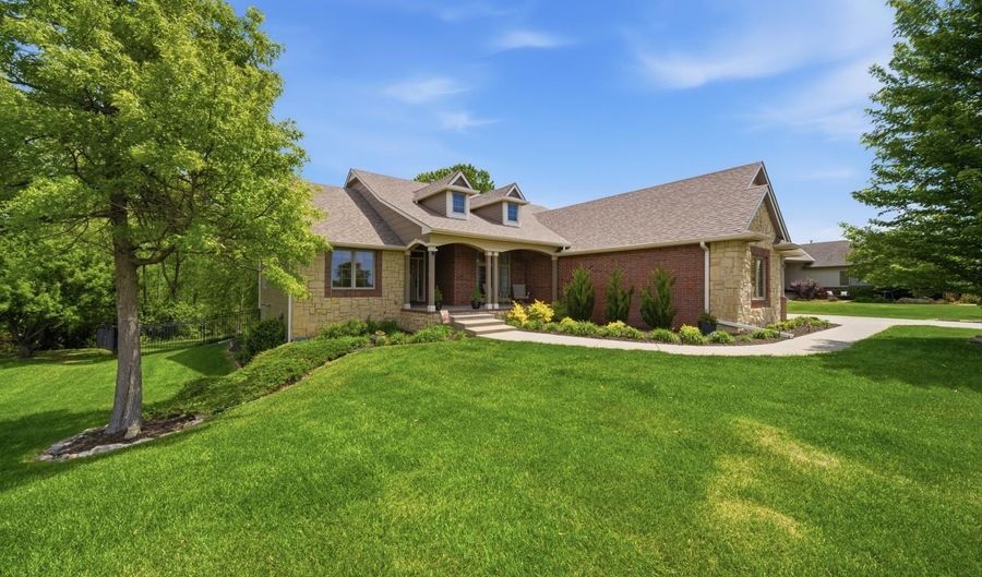 1210 E Rolling Hills Dr, Augusta, KS 67010 - 5 Beds, 3 Bath