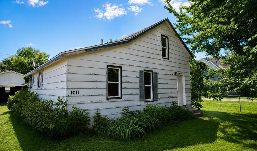 1011 Cochrane St, Aberdeen, SD 57401 - 3 Beds, 0 Bath