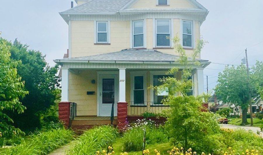 252 W Summit St, Alliance, OH 44601 - 3 Beds, 2 Bath