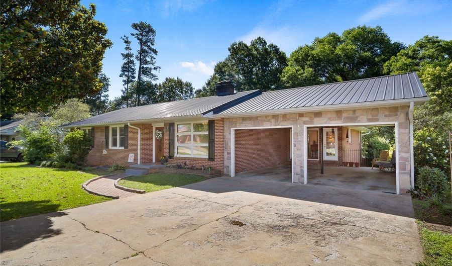 512 E Fredericks St, Anderson, SC 29621 - 4 Beds, 4 Bath