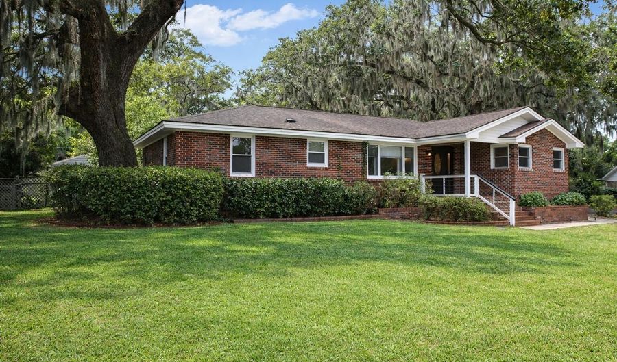 702 Center Dr W, Beaufort, SC 29902 - 3 Beds, 2 Bath