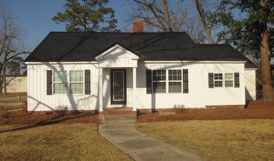 390 Bay St, Baxley, GA 31513 - 3 Beds, 2 Bath