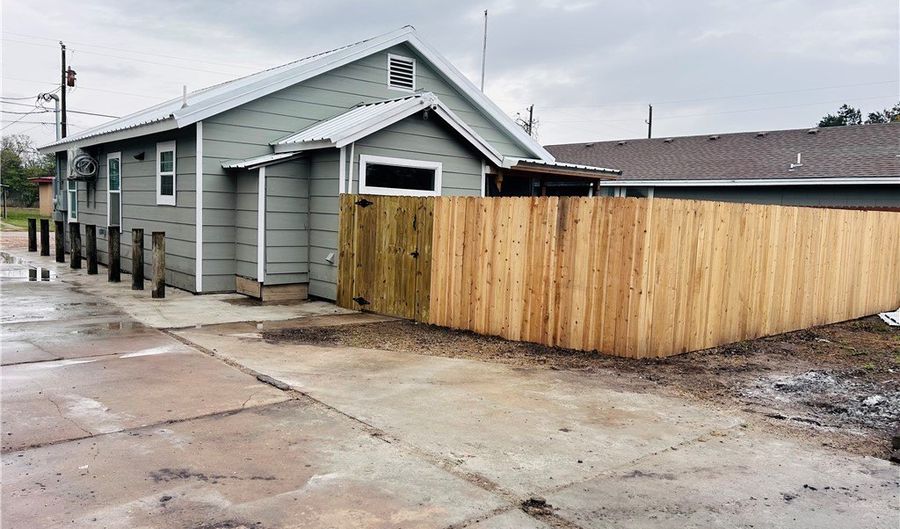 516 E 6th St A, Alice, TX 78332 - 2 Beds, 1 Bath