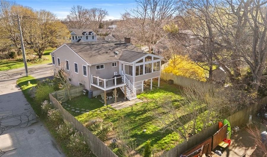 132 Ruggles Ave, Newport, RI 02840 - 4 Beds, 3 Bath