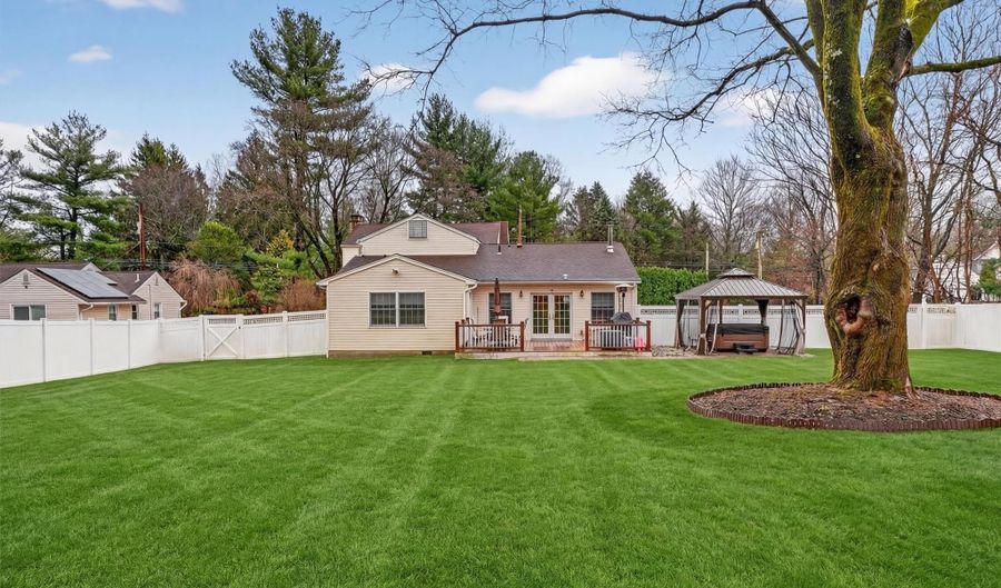 69 S Airmont Rd, Airmont, NY 10901 - 5 Beds, 4 Bath