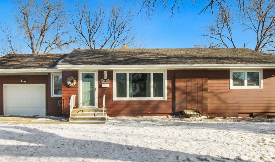 1431 Dick Dr, Aberdeen, SD 57401 - 3 Beds, 2 Bath