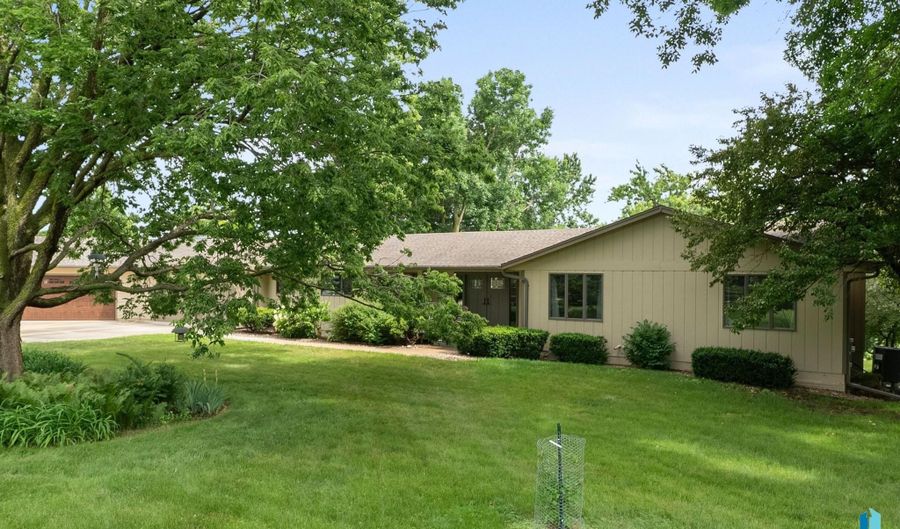 2908 N Oak Rd, Brandon, SD 57005 - 5 Beds, 4 Bath
