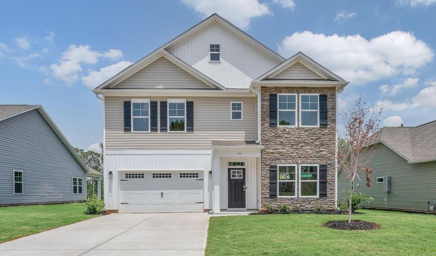 135 Hunter Ridge Dr, Boiling Springs, SC 29316 - 4 Beds, 3 Bath