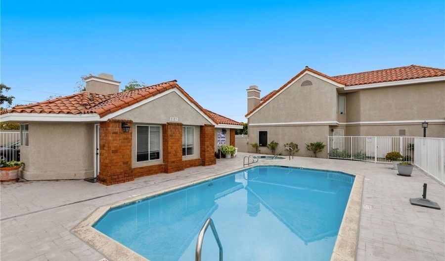 1226 S Western Ave 105, Anaheim, CA 92804 - 3 Beds, 3 Bath