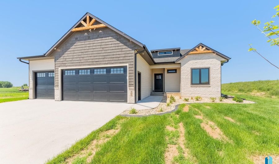 405 N Sunshine Ave, Brandon, SD 57005 - 5 Beds, 3 Bath