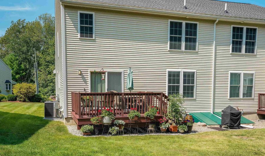8 Royal Ln, Raymond, NH 03077 - 2 Beds, 2 Bath