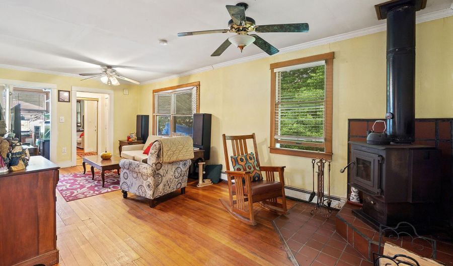 38 East Ave, Atlantic Highlands, NJ 07716 - 2 Beds, 1 Bath