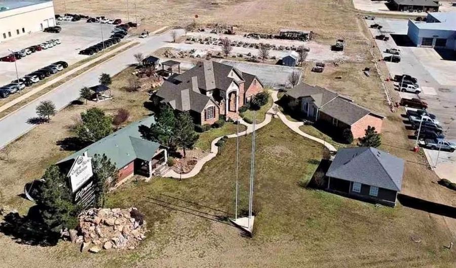 520 Holiday Dr, Ardmore, OK 73401 - 12 Beds, 9 Bath