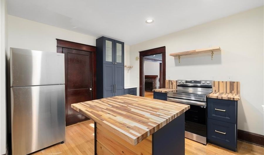 31 Cranston Ave 3, Newport, RI 02840 - 2 Beds, 2 Bath