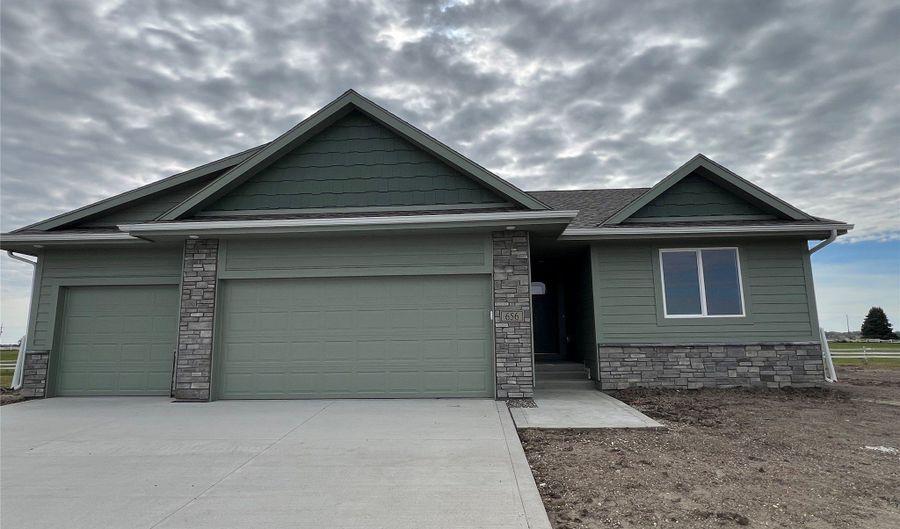 656 34th St SE, Altoona, IA 50009 - 3 Beds, 2 Bath