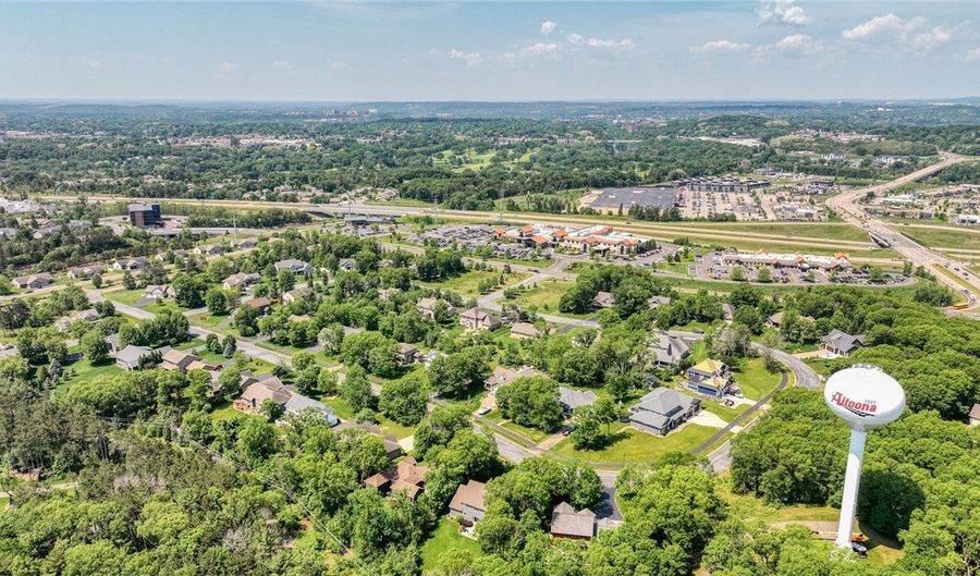 904 Timber View Dr, Altoona, WI 54720 - 4 Beds, 3 Bath