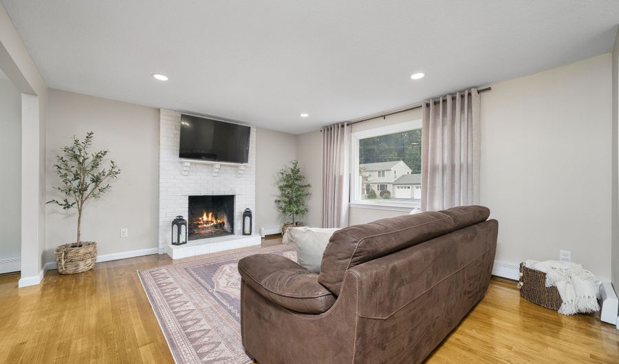 15 Diane Dr, Cromwell, CT 06416 - 3 Beds, 2 Bath