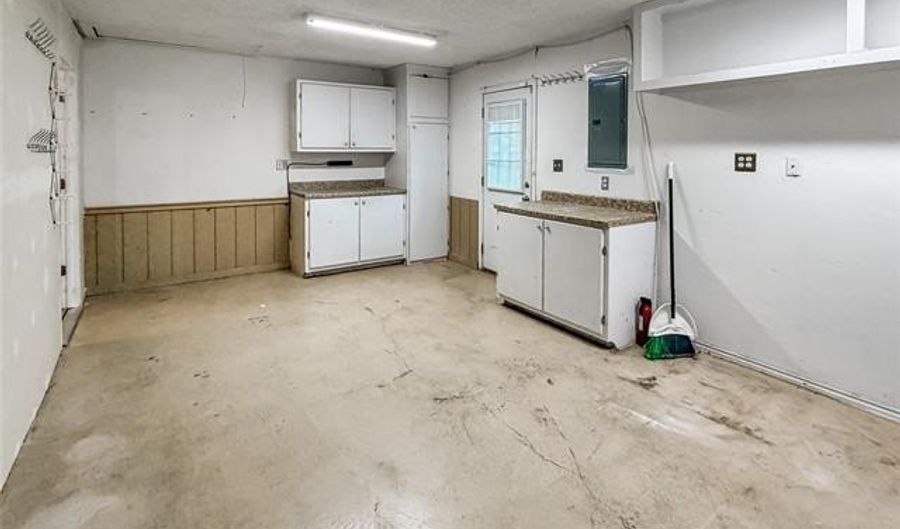 2114 Oakglen Dr, Ardmore, OK 73401 - 4 Beds, 2 Bath