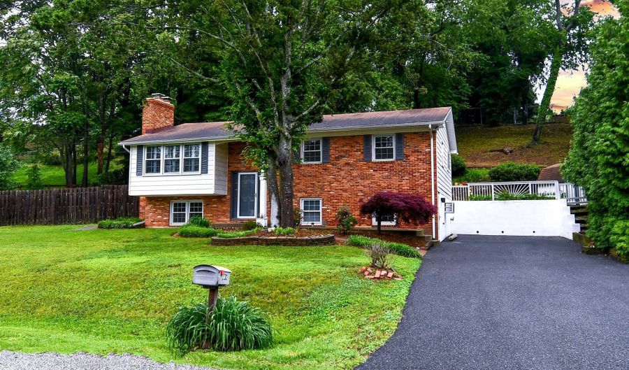 130 GREAT LAKE Dr, Annapolis, MD 21403 - 5 Beds, 3 Bath