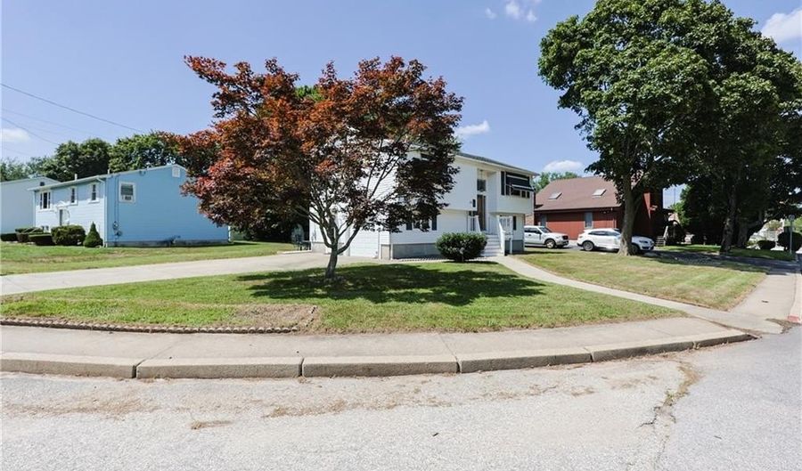 15 Blue Jay Dr, Cranston, RI 02920 - 2 Beds, 2 Bath