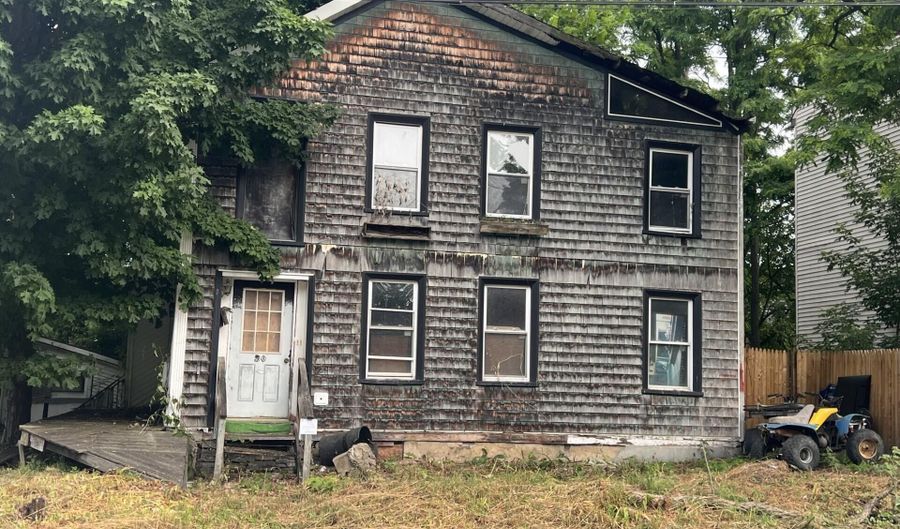 20 Voorhees St, Amsterdam, NY 12010 - 6 Beds, 2 Bath