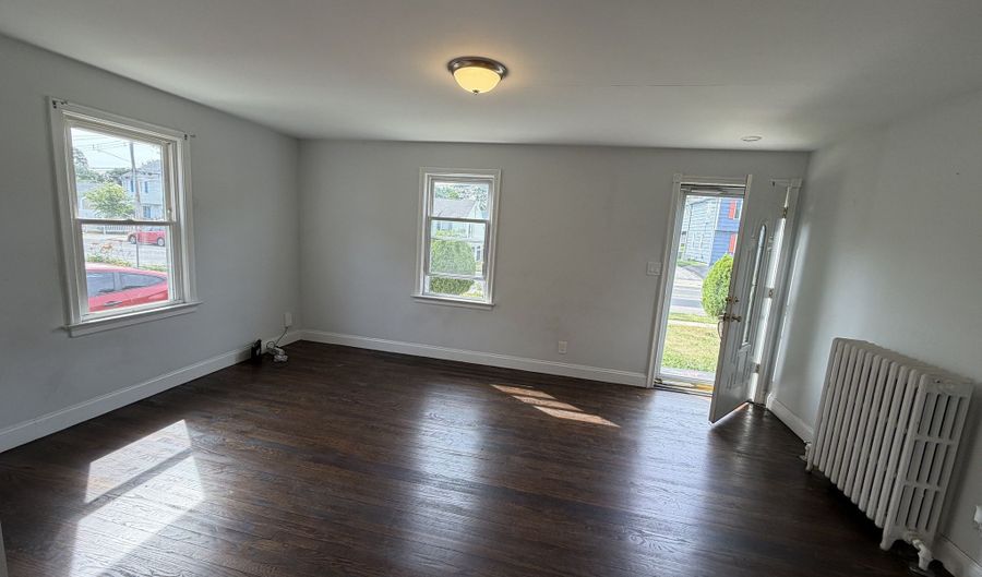 660 Queen St, Bridgeport, CT 06606 - 3 Beds, 1 Bath