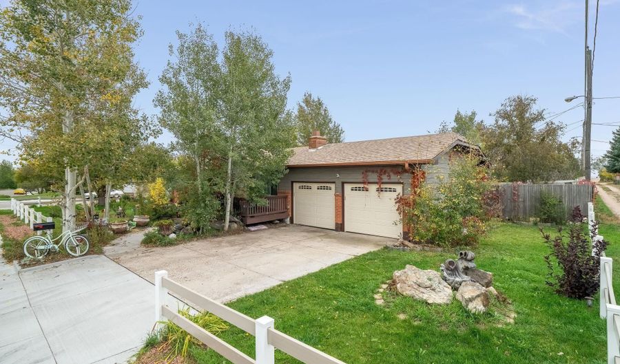 723 NEW BEDFORD Dr, Cheyenne, WY 82009 - 2 Beds, 3 Bath